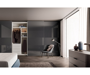 Harmony and elegance are punctuated by contrasting materials. Vela’s design inverts the typical vertical development of the door and suggests new visual effects. The central panels that interrupt the finish of sliding or flush sliding doors create three, horizontal bands.Actual product may vary from images shown on website. Please contact info@rifugiomodern.com for finish and fabric samples.