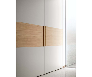 Harmony and elegance are punctuated by contrasting materials. Vela’s design inverts the typical vertical development of the door and suggests new visual effects. The central panels that interrupt the finish of sliding or flush sliding doors create three, horizontal bands.Actual product may vary from images shown on website. Please contact info@rifugiomodern.com for finish and fabric samples.