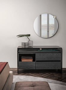 Holly Comò | Dresser