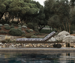 The sun sunbed Guell from Molteni&C, the archetype par excellence of outdoor furniture, interprets all the elements that characterise the aesthetics of the Timeout Collection