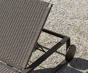 The sun sunbed Guell from Molteni&C, the archetype par excellence of outdoor furniture, interprets all the elements that characterise the aesthetics of the Timeout Collection