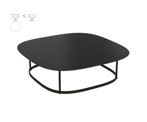  Regent coffee Table from Molteni&C is available at Rifugio Modern. The rounded shape of the tops, which have no edges, and the theme of the metal band, here in a vertical rather than horizontal position, cite both the compositional fil rouge of the Timeout Collection and the organicity of the lines underlying the Landmark Collection.