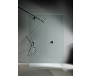 Designed by Benedini Association for Agape With the Flat D program, the shower is reduced to its essence in a play of planes that allude to volumes of crystalline precision. Thanks to the use of 8 mm thick crystals for the slabs, the encumbrance of the support structures becomes minimal.  Actual product may vary from images shown on website. Please contact info@rifugiomodern.com for fabric and finish samples.