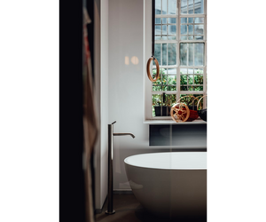 Designer bathtub by Agape in contemporary style. Bathtub Made of white Cristalplant®. Italian bathroom design at Rifugio Modern of CO, WY, AZ, UT, Home Bathroom Tubs Free Standing Agape at Rifugio Modern. Discover Agape US.  
